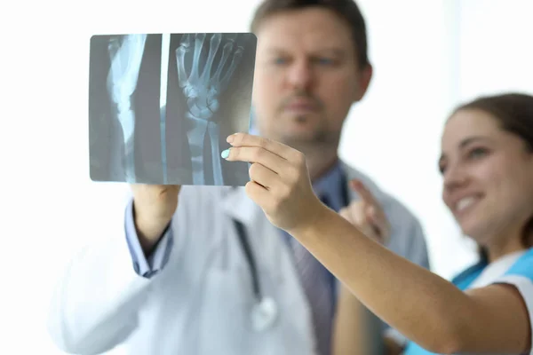 Medico che lavora in ospedale — Foto Stock