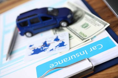 Nakit ve kredi kartıyla birlikte araba sigortası formu.