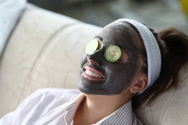 A nő szürke agyag maszkot készít otthon. — Stock Fotó