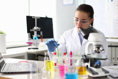 Steril şişeler ve test sıvısı.