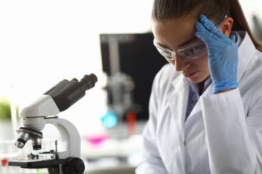 Beyaz üniformalı bir kadın doktor.