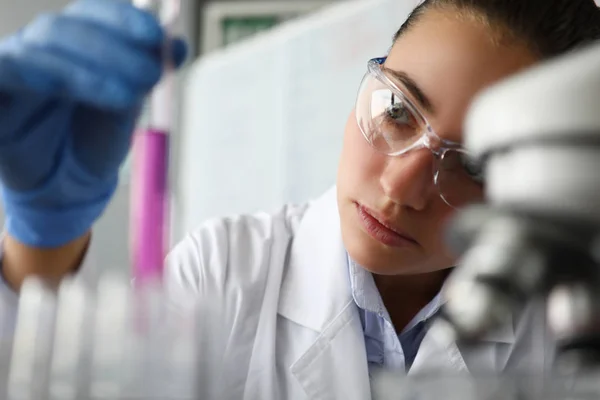Fokuserad laboratoriearbetare som deltar i testprocessen — Stockfoto