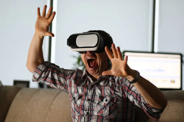 Man zit thuis op de bank maakt gebruik van virtual reality — Stockfoto