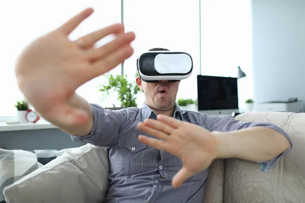 Man zit thuis op de bank maakt gebruik van virtual reality — Stockfoto