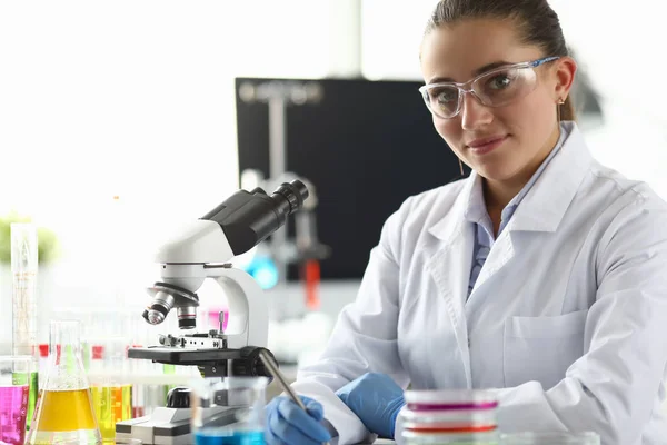 Pesquisadora biomédica sorridente em óculos — Fotografia de Stock