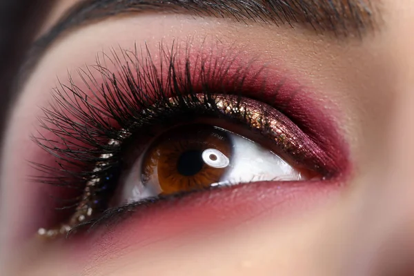 Kvinna med ljusa maroon ögonskuggor — Stockfoto