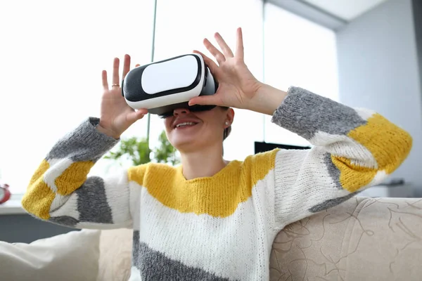 Mujer hermosa sentarse en el sofá con gafas vr retrato —  Fotos de Stock