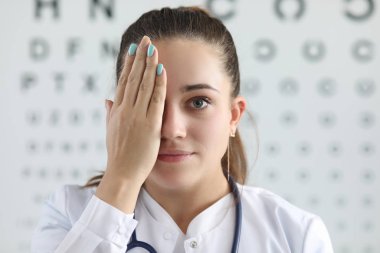 Güzel kadın göz doktoru.