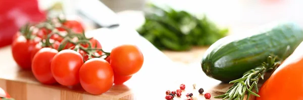 Zdrowe organiczne warzywa deska do krojenia zdjęcie — Zdjęcie stockowe