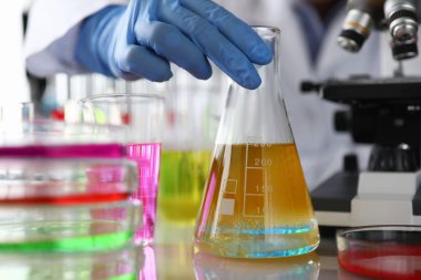 Sıvı ile laboratuvar araştırması