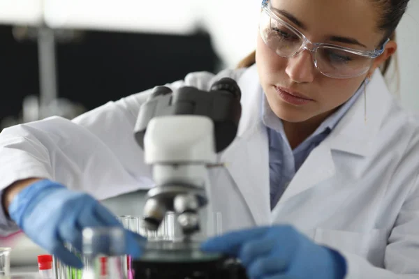 Laboratoriummedewerker druk met testen monster — Stockfoto