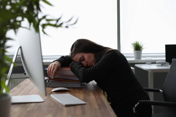 Zmęczona kobieta w biurze — Zdjęcie stockowe