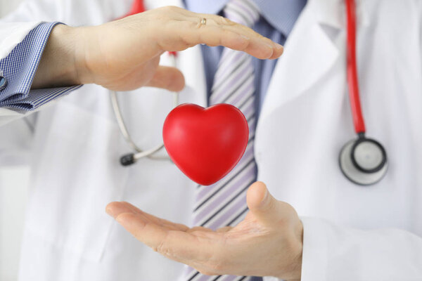 Руки с красным сердцем
