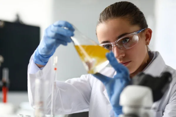 サンプルを分析する女性生化学者 — ストック写真