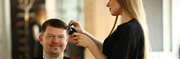 Жінка перукарня виготовлення зачіски для чоловіка — стокове фото