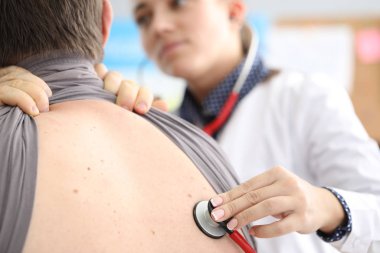 Beyaz üniformalı çekici hemşire.