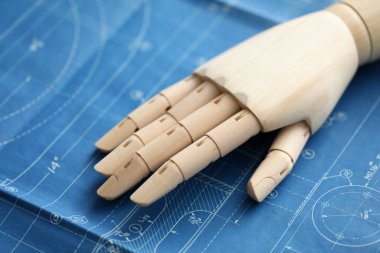 Ampüte kolu olan yüzü olmayan kişi.