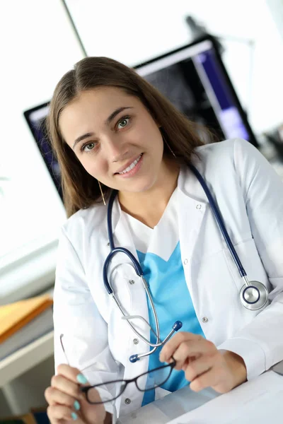 Leuke dokter in kliniek kabinet — Stockfoto