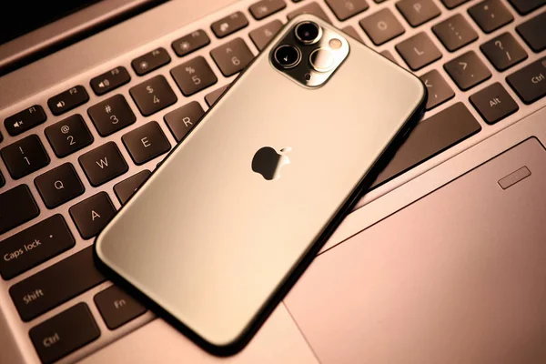 Apple iphone pro sur clavier d'ordinateur portable — Photo