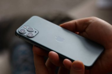 Erkek el ele tutuşması Apple iphone pro