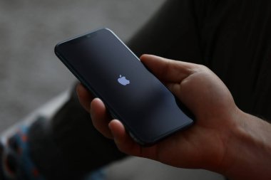 Erkek el ele tutuşması Apple iphone pro