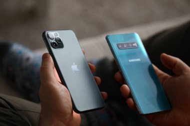 Erkek el ele tutuşması Apple iphone pro ve samsung galaksisi 10