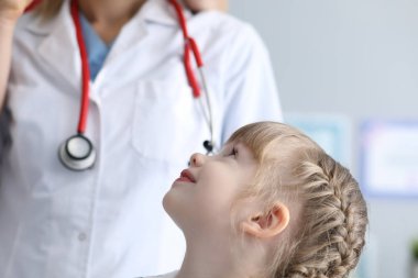 Çocuk doktoru ziyaret ediyor.