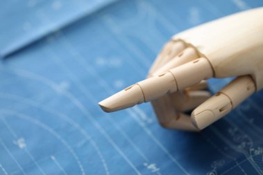 Eli sakat bir iş adamı.