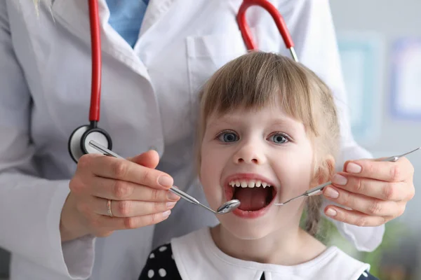 Kid at stomatologist office — Stockfoto