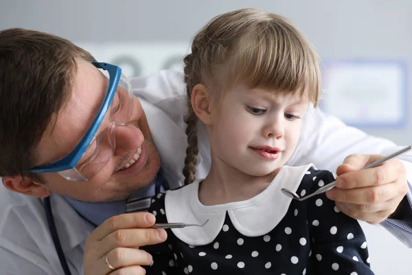 Kleines Kind beim Zahnarzt — Stockfoto