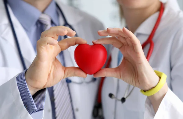 Medici che mostrano il simbolo del cuore — Foto Stock