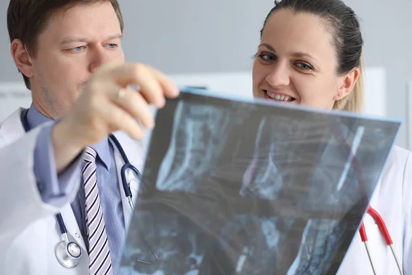 Médicos examinando vértebra de raios X — Fotografia de Stock