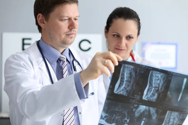 Collega dottore che discute di radiografia — Foto Stock