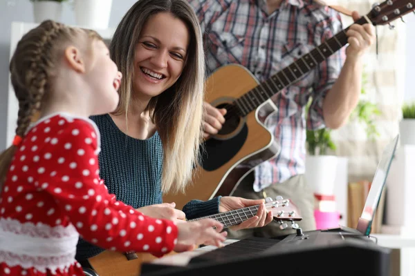 Parents heureux avec enfant — Photo