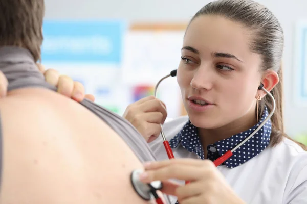 Jeune médecin auscultant retour — Photo