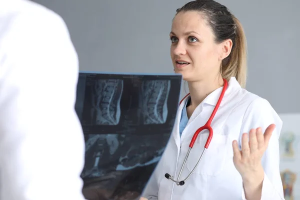 Médecins parlant de la maladie du patient — Photo