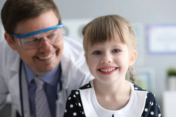 Doutor sorridente com criança — Fotografia de Stock