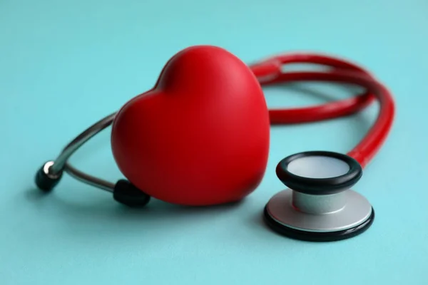 Красный стетоскоп с сердцем на синем современном фоне — стоковое фото