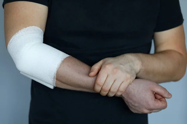 Dar, elastik bandajlı erkek eli dirsek hizasında. — Stok fotoğraf