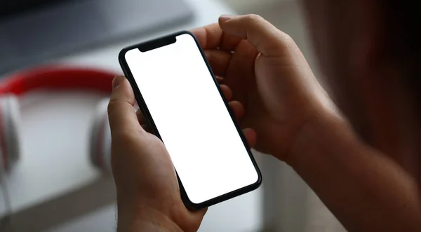 Mão masculina segurar smartphone moderno com scereen em branco — Fotografia de Stock