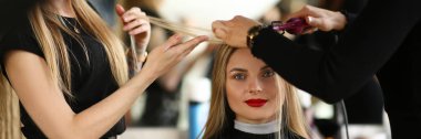 Güzel Kadın Güzellik Salonu'nda Saç Modeli Oluyor
