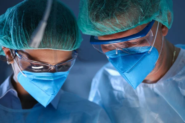 푸른 얼굴 마스크를 쓴 남성 및 여성 성형 외과의 — 스톡 사진