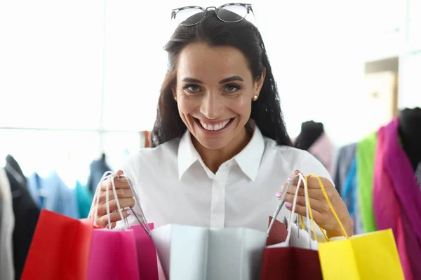 Femme parfaite en chemisier à la mode — Photo