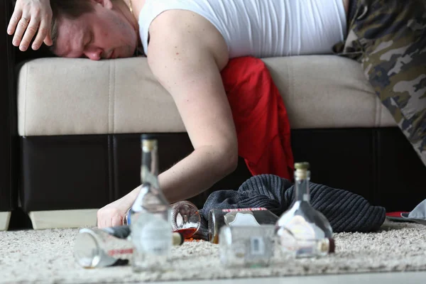 Homem com garrafa de bebidas alcoólicas — Fotografia de Stock