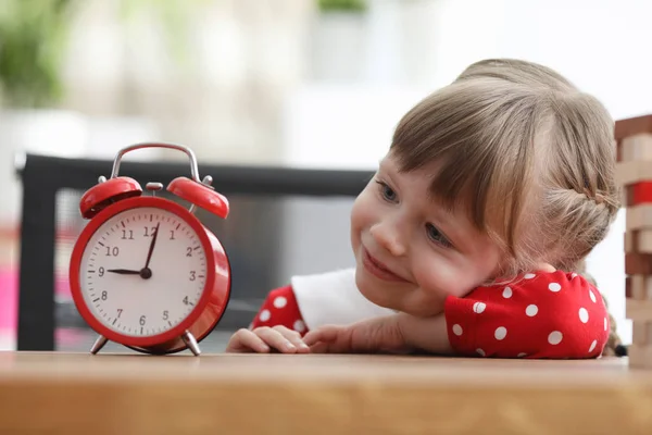 Bambino felice con orologio — Foto Stock