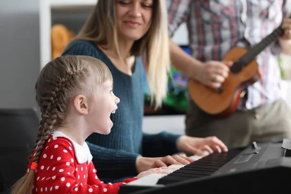 mutlu bir aile evde eğlenmek