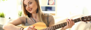 Müzik Üzerinde Çalışan Kadın Besteci Öğretici Oluştur