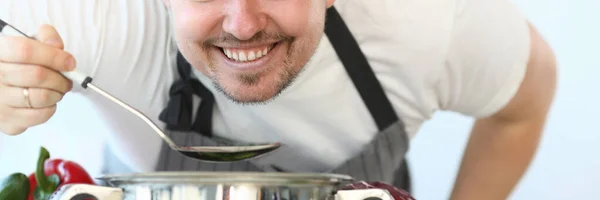 Elégedett kulináris Chef Holding konyha Spoon — Stock Fotó