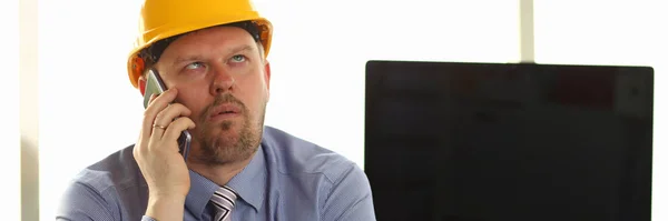 Trabalhador da construção Sente-se no escritório de engenharia — Fotografia de Stock