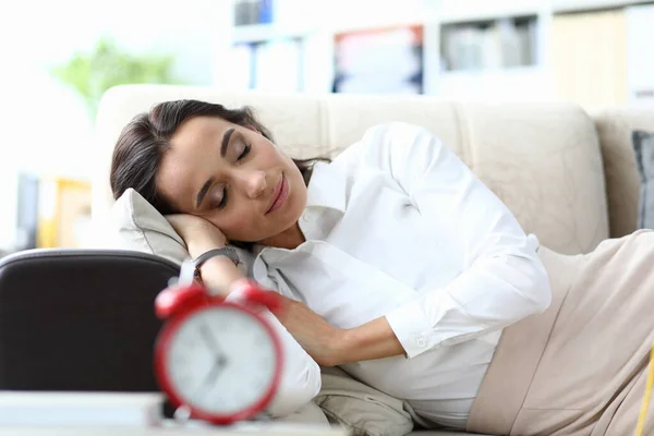 Спляча бізнес-леді на дивані — стокове фото